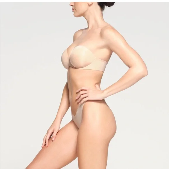 ✨SKIMS Ultimate Strapless Push Up Bra SAND 32D - Picture 2 of 10